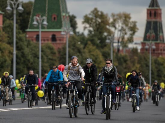 Fall cycling parade in Moscow