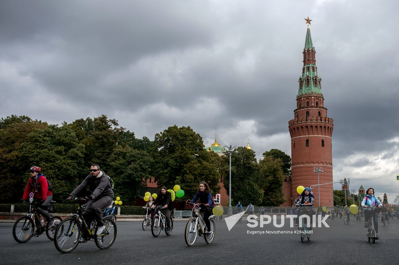 Fall cycling parade in Moscow