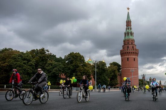 Fall cycling parade in Moscow