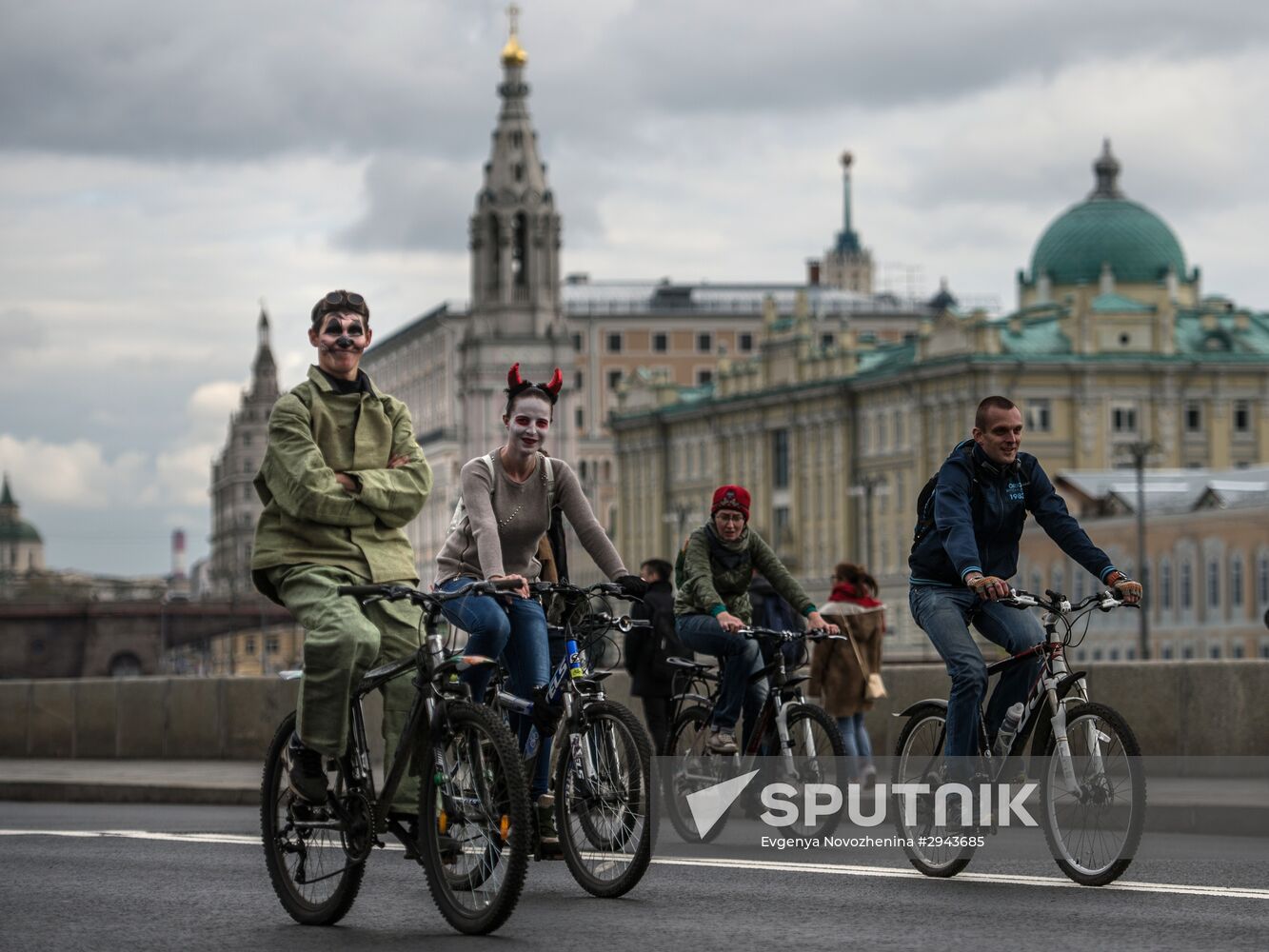 Fall cycling parade in Moscow
