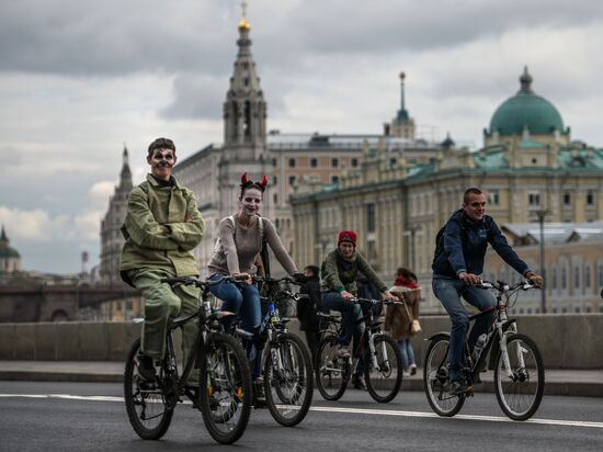 Fall cycling parade in Moscow