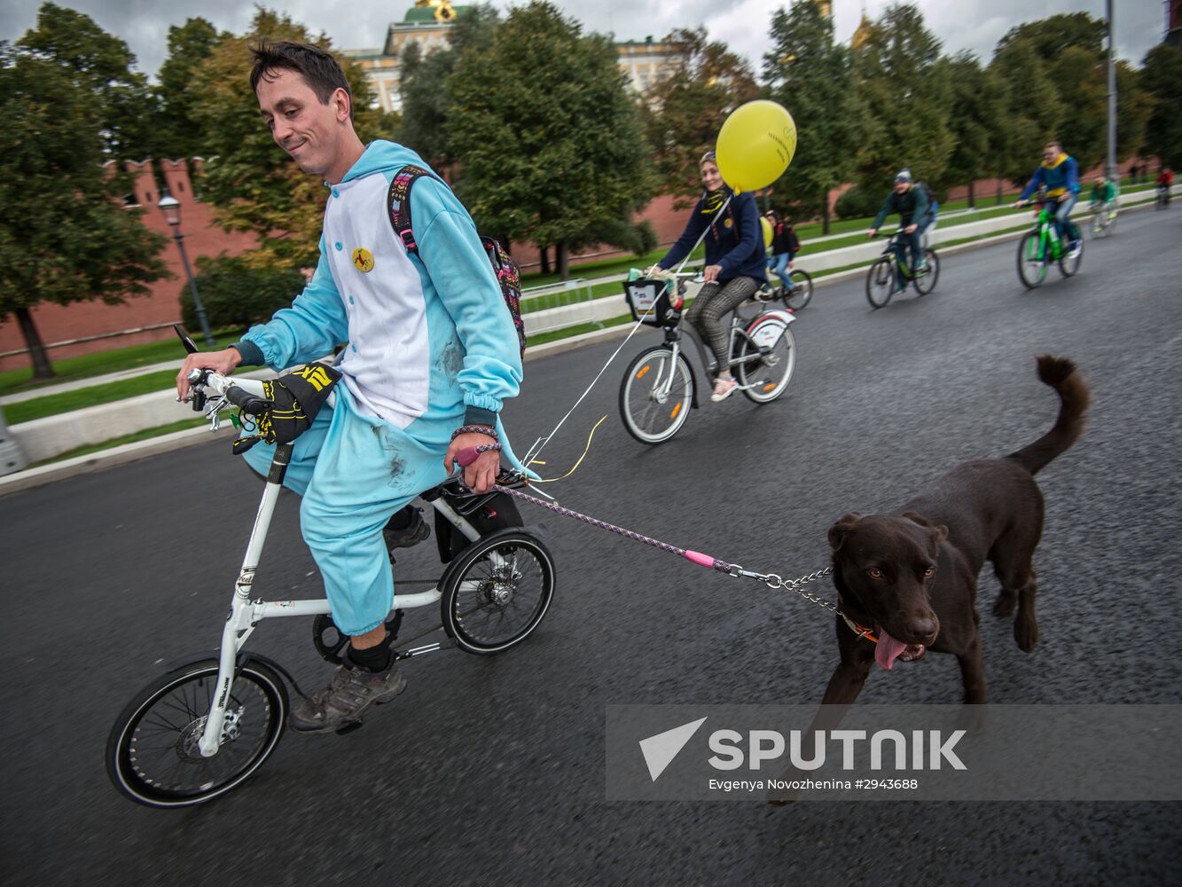 Fall cycling parade in Moscow
