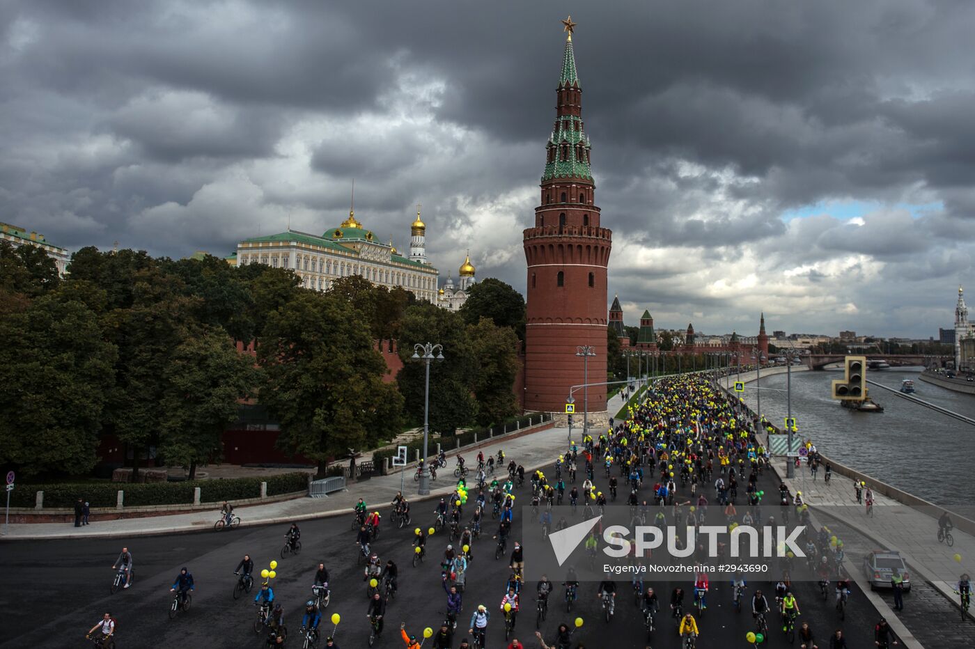 Fall cycling parade in Moscow