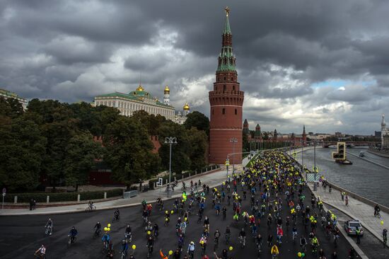 Fall cycling parade in Moscow