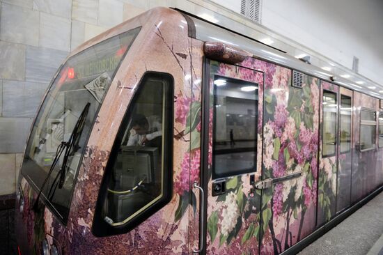 'Watercolor' train enters services in Moscow Metro