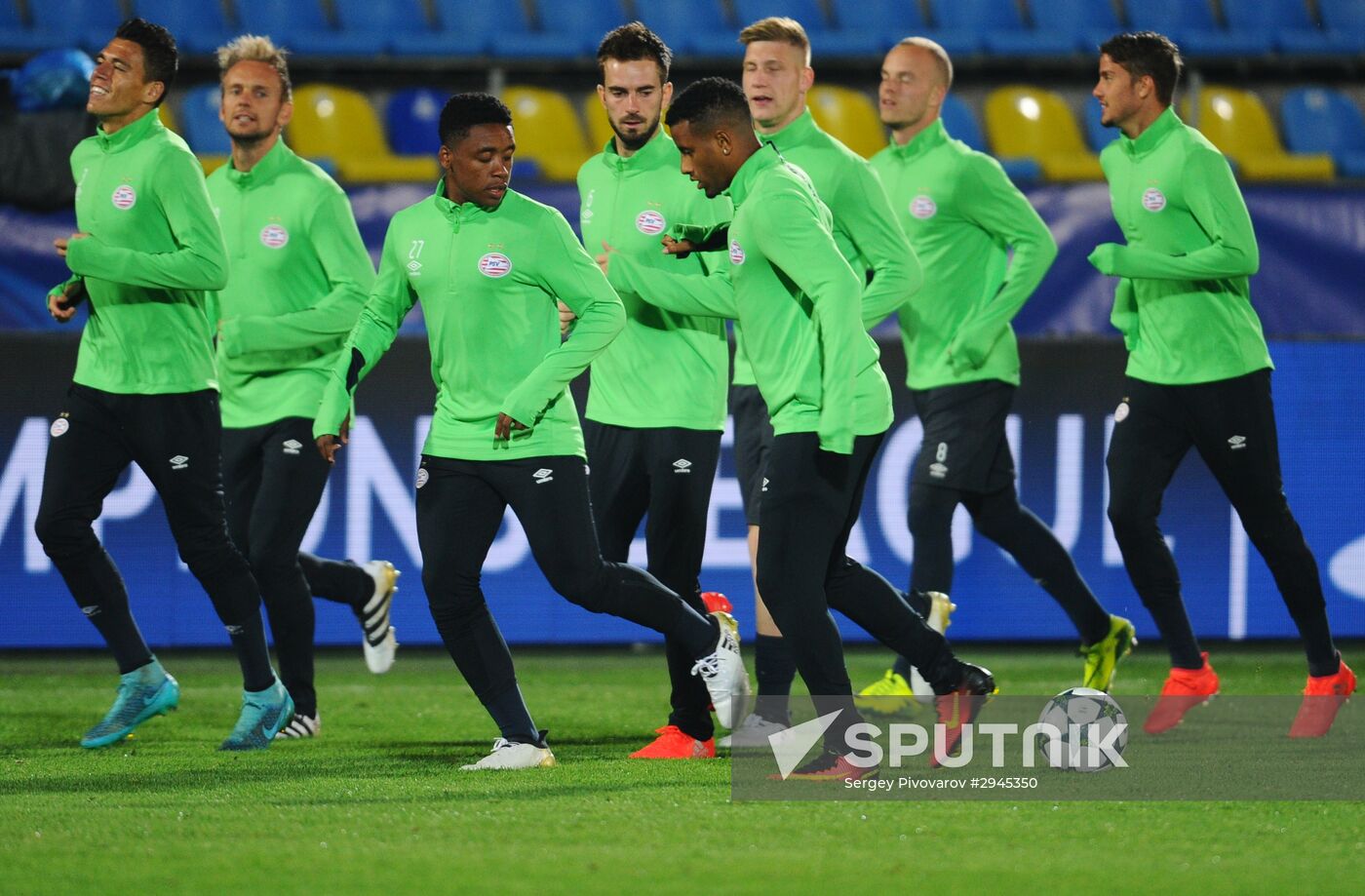 Football. League of Champions. PSV holds training session