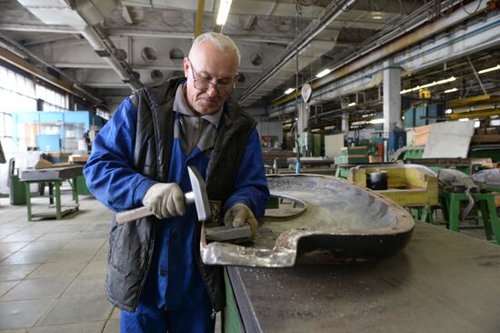 Luxury car repairs at ZIL car plant