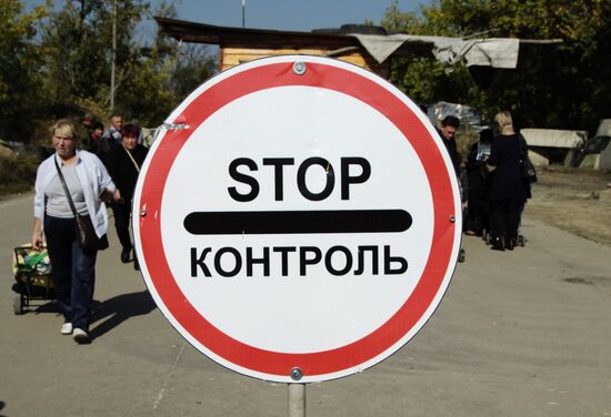 Situation around Stanitsa Luganskaya checkpoint in Donbass