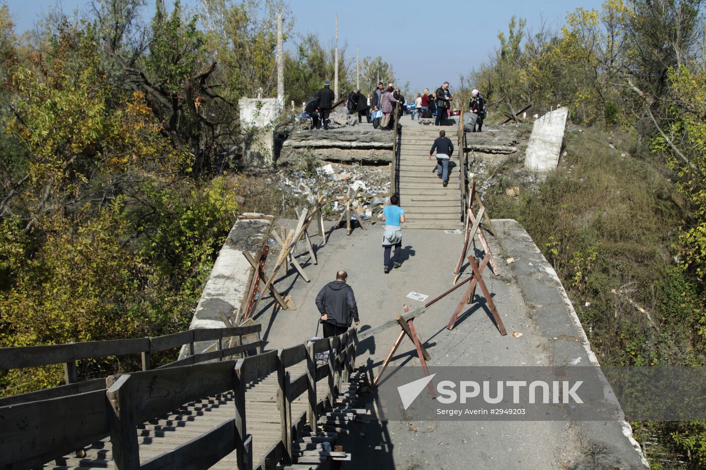 Situation around Stanitsa Luganskaya checkpoint in Donbass