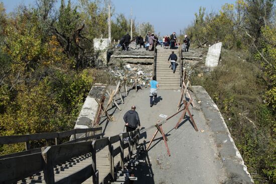Situation around Stanitsa Luganskaya checkpoint in Donbass