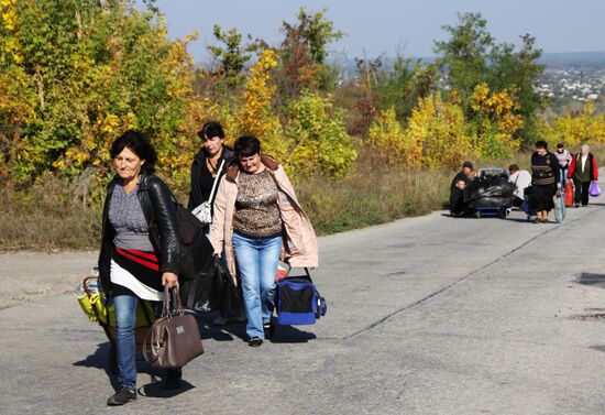 Situation around Stanitsa Luganskaya checkpoint in Donbass
