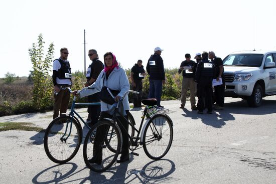 Situation around Stanitsa Luganskaya checkpoint in Donbass