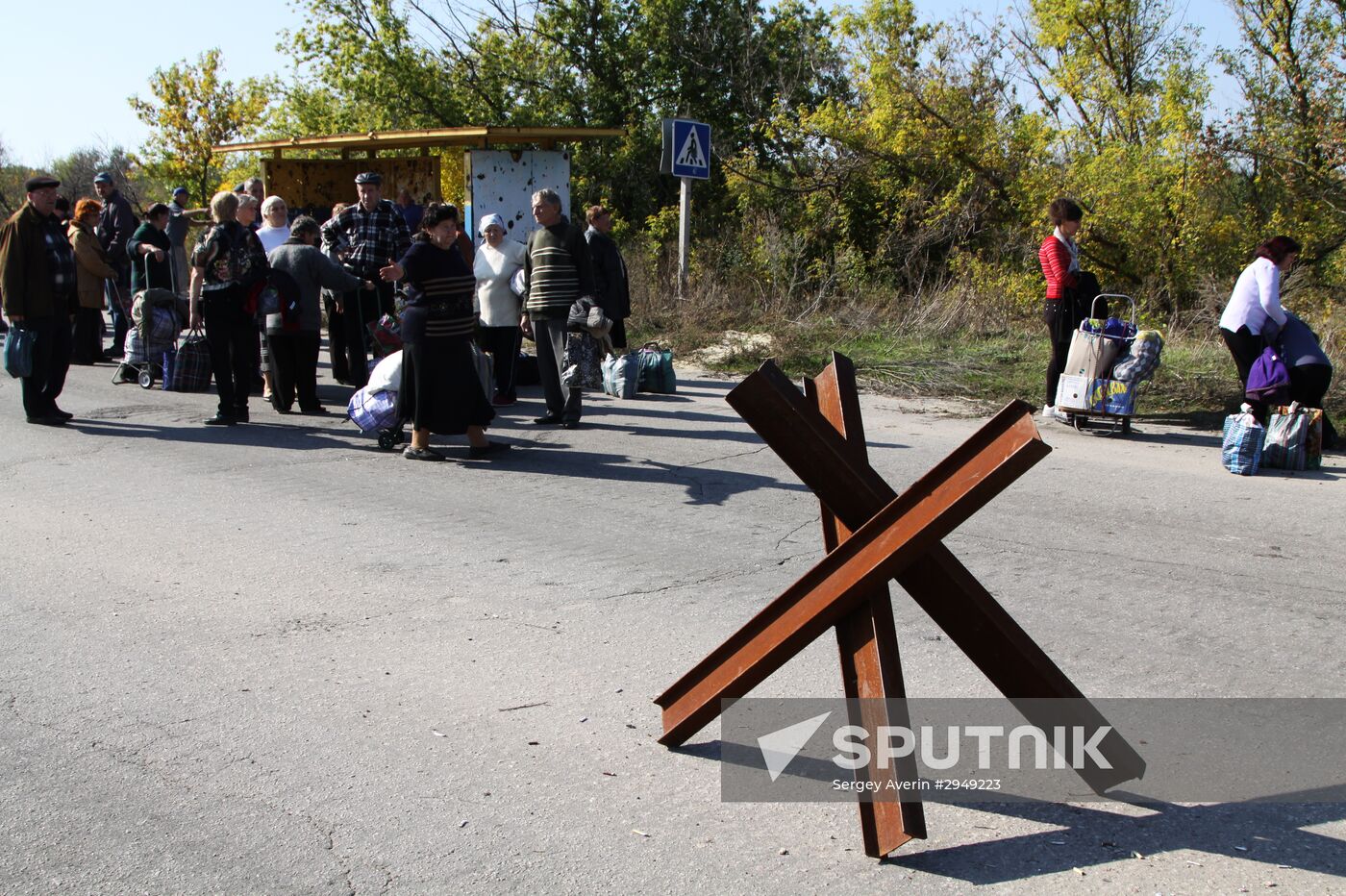 Situation around Stanitsa Luganskaya checkpoint in Donbass