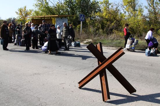 Situation around Stanitsa Luganskaya checkpoint in Donbass