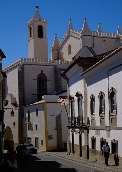 Cities of the world. Evora