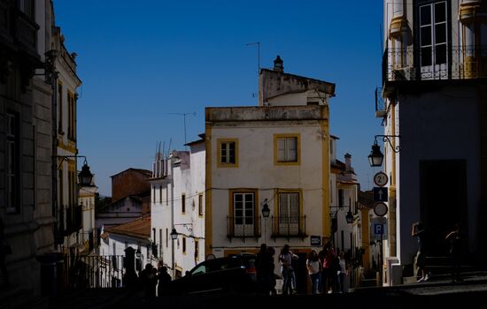Cities of the world. Evora