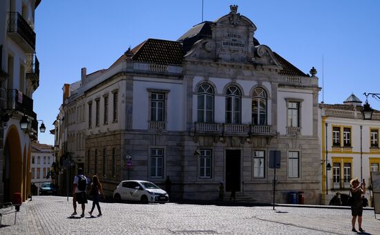 Cities of the world. Evora