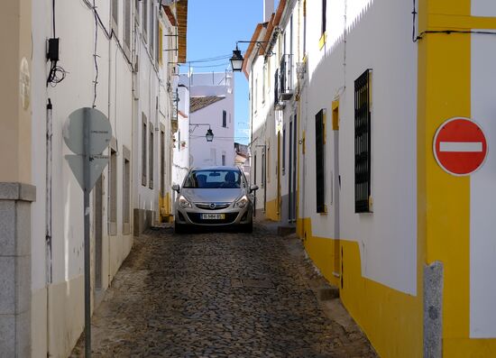 Cities of the world. Evora