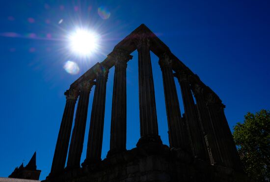 Cities of the world. Evora