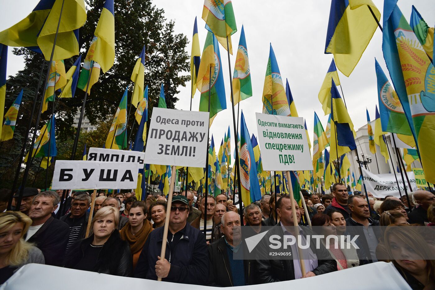 Ukrainian farmers protest in front of Verkhovna Rada building