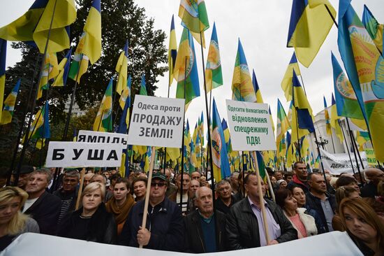 Ukrainian farmers protest in front of Verkhovna Rada building