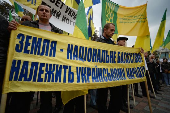Ukrainian farmers protest in front of Verkhovna Rada building