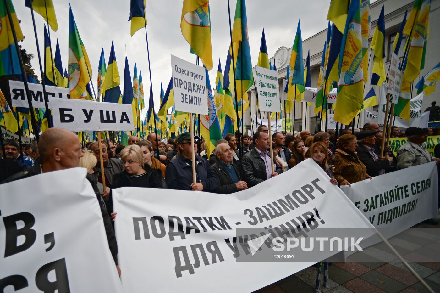 Ukrainian farmers protest in front of Verkhovna Rada building