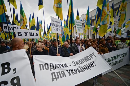 Ukrainian farmers protest in front of Verkhovna Rada building