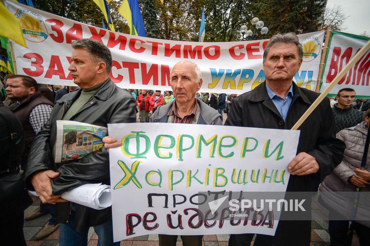 Ukrainian farmers protest in front of Verkhovna Rada building