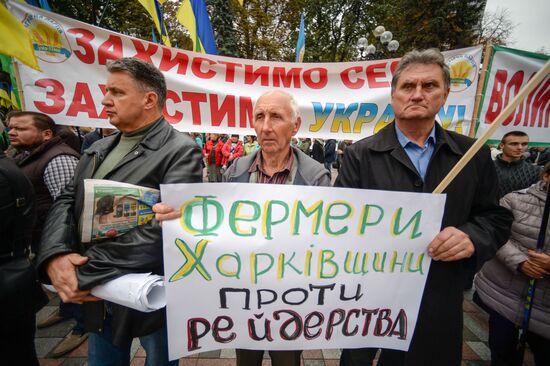 Ukrainian farmers protest in front of Verkhovna Rada building