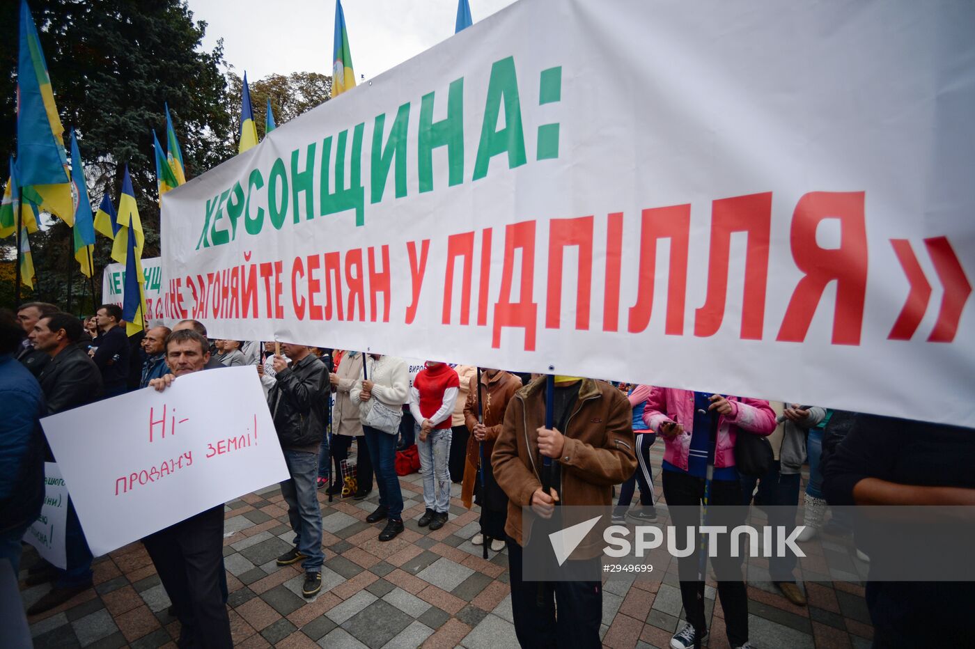 Ukrainian farmers protest in front of Verkhovna Rada building