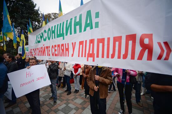 Ukrainian farmers protest in front of Verkhovna Rada building