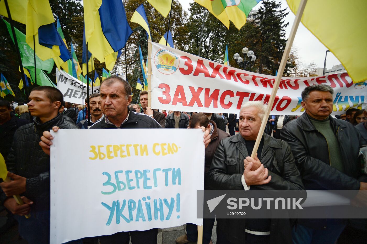 Ukrainian farmers protest in front of Verkhovna Rada building