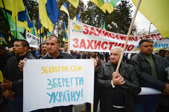 Ukrainian farmers protest in front of Verkhovna Rada building
