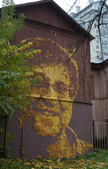 Street artist makes Yury Shevchyuk's portrait from fall leaves in Perm