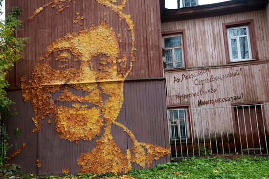Street artist makes Yury Shevchyuk's portrait from fall leaves in Perm
