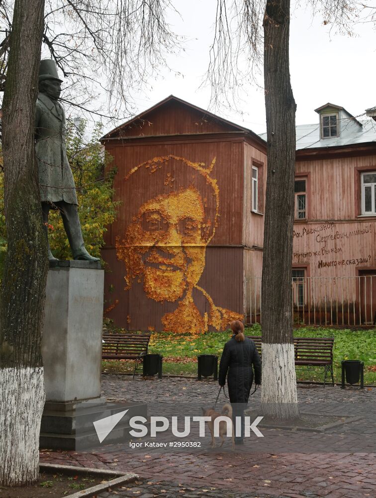 Street artist makes Yury Shevchyuk's portrait from fall leaves in Perm