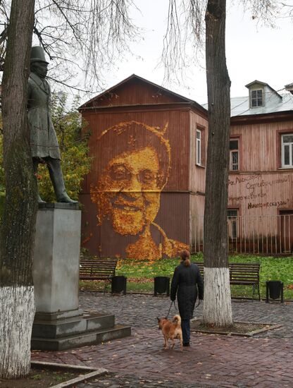 Street artist makes Yury Shevchyuk's portrait from fall leaves in Perm