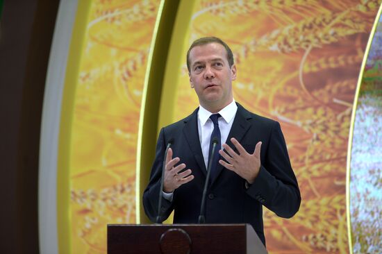 Prime Minister Dmitry Medvedev presents state awards to agriculture workers at Golden Autumn trade fair
