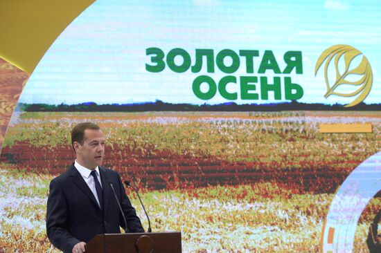 Prime Minister Dmitry Medvedev presents state awards to agriculture workers at Golden Autumn trade fair