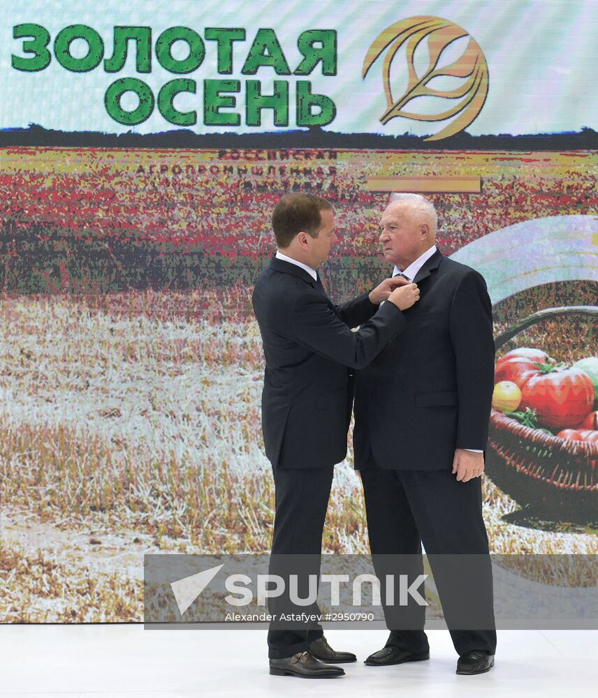 Prime Minister Dmitry Medvedev presents state awards at Golden Autumn exhibition