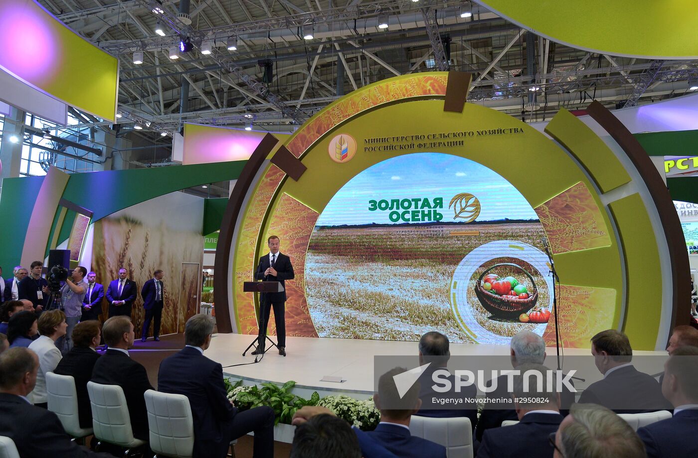Prime Minister Dmitry Medvedev presents state awards at Golden Autumn exhibition