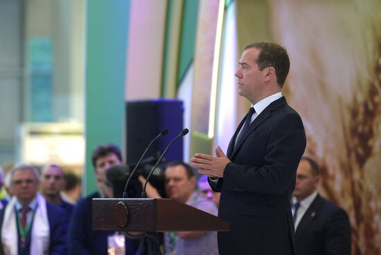 Prime Minister Dmitry Medvedev presents state awards at Golden Autumn exhibition