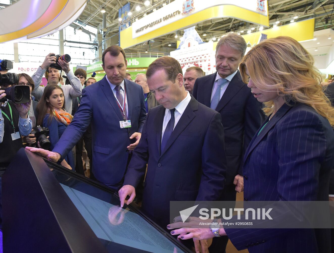 Prime Minister Dmitry Medvedev presents state awards at Golden Autumn exhibition