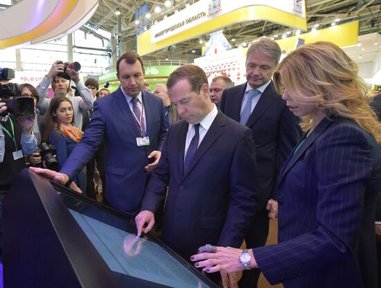 Prime Minister Dmitry Medvedev presents state awards at Golden Autumn exhibition