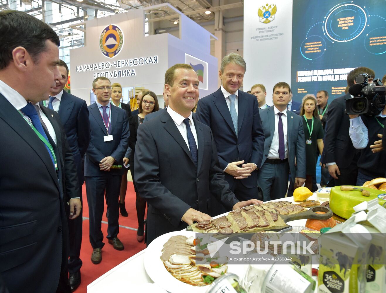 Prime Minister Dmitry Medvedev presents state awards at Golden Autumn exhibition