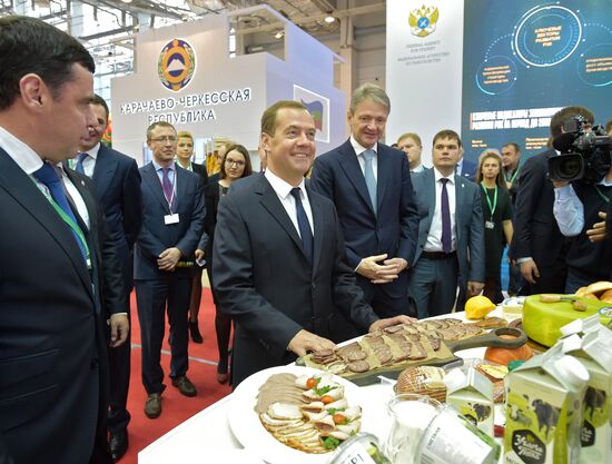 Prime Minister Dmitry Medvedev presents state awards at Golden Autumn exhibition