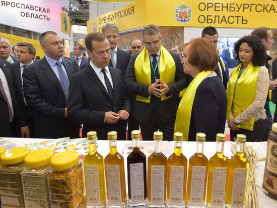 Prime Minister Dmitry Medvedev presents state awards to agriculture workers at Golden Autumn trade fair
