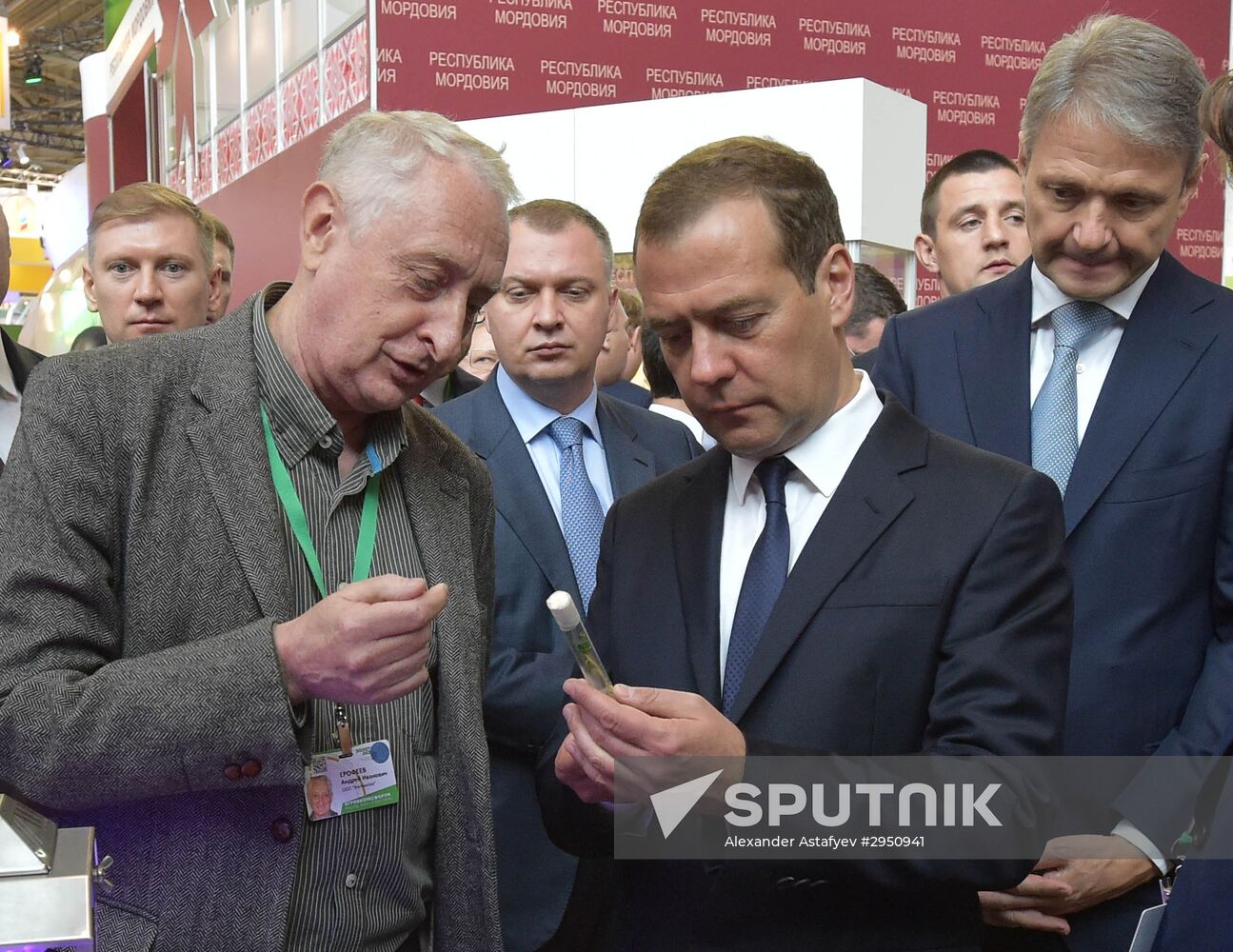 Prime Minister Dmitry Medvedev presents state awards at Golden Autumn exhibition