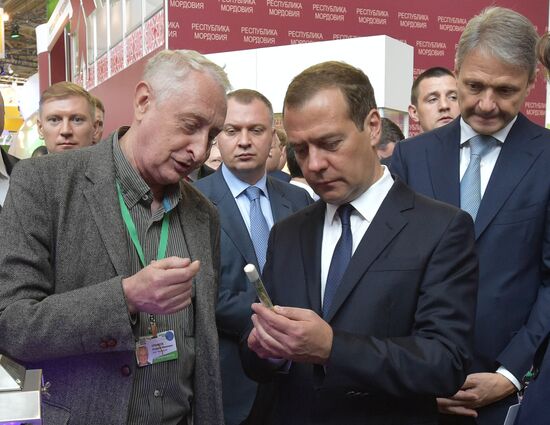 Prime Minister Dmitry Medvedev presents state awards at Golden Autumn exhibition